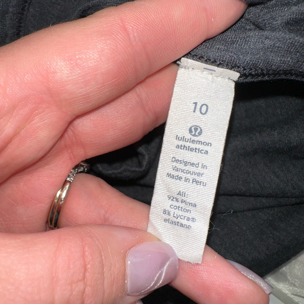 lululemon (10) Grey Loose Fit Tee - Picture 4 of 4